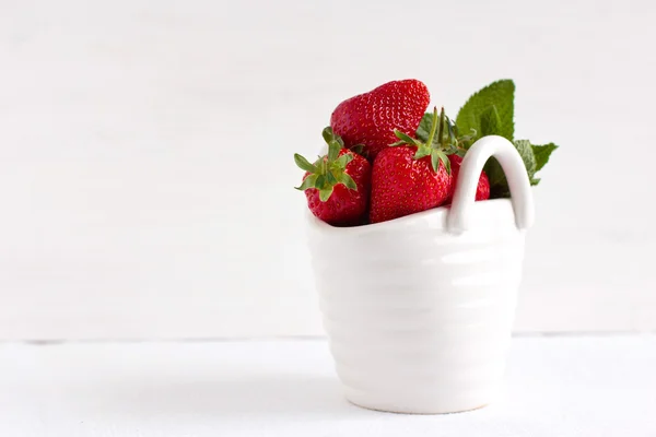 Strawberries in ceramic basket — Stock Photo, Image