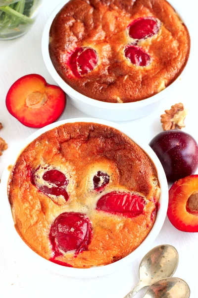 Tarts with plums, honey and walnuts — Stock Photo, Image