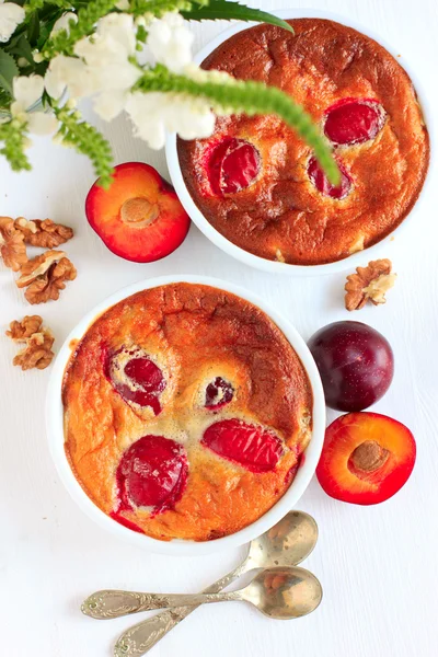 Tarts with plums, honey and walnuts — Stock Photo, Image