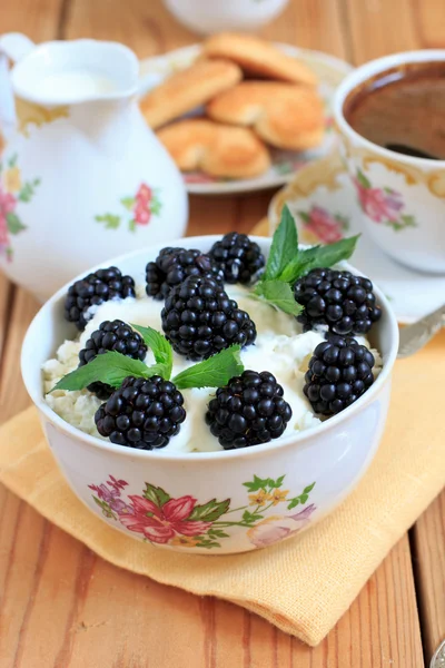 Quark mit Beeren — Stockfoto