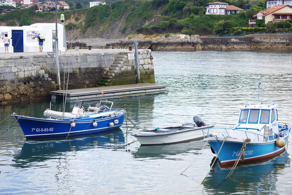 Drei prahlen in einem asturischen Hafen — Stockfoto