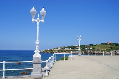 Sokak ve mavi gökyüzü b