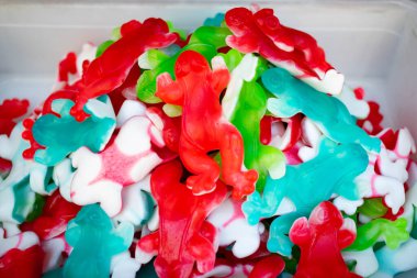 Marmelat deseni. Jöleli şeker. Yemek dokusu. Çok renkli marmelat şekerleri. Yüzükler. Arka plan olarak marmelat. Doku. Marmelat piyasada.