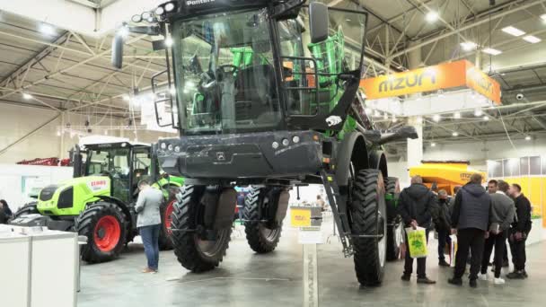 Sklizeň a traktor, Agro Complex2021. Kyjev, Ukrajina, 27. října 2021 — Stock video