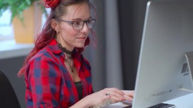 E-öğrenme, internet konsepti üzerinde çalışma. Moda Hipster Kadın Öğrencisi Evde Masada Otururken Bilgisayar İletişimi Kullanıyor, Uzaktan Öğreniyor.