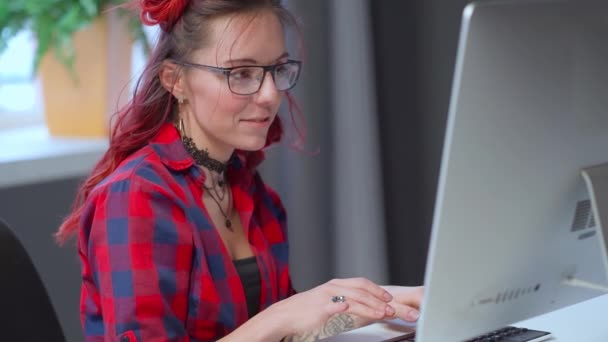 E-Learning, Arbeit am Internet-Konzept. Stilvolle Hipster-Studentin kommuniziert mit dem Computer, während sie zu Hause am Tisch sitzt, Fernlernen. — Stockvideo