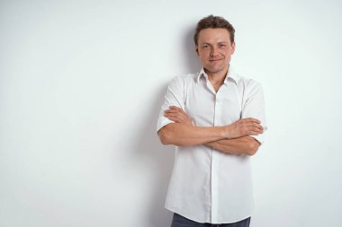 Beyaz arka planda ya da ofiste izole edilmiş beyaz gömlek giyen gözlüklü genç adam. Günlüğünü tutan utangaç genç bir iş adamının portresi.