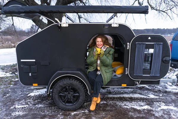 Charmante Femme Mûre Profitant Son Café Caravane Camping Car Habillé — Photo