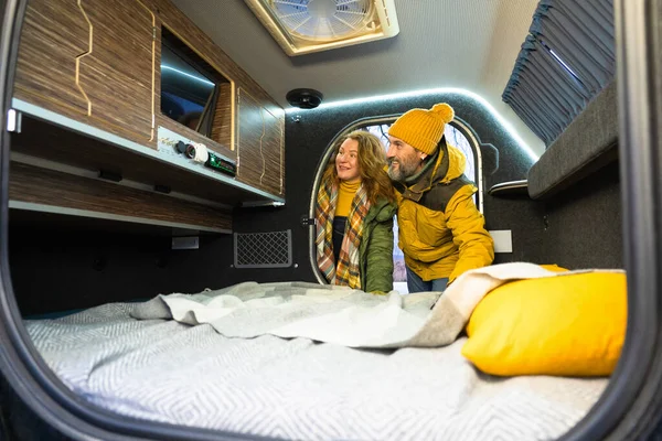Regarder Des Nouvelles Télévision Couple Âge Mûr Camping Car Voyager — Photo