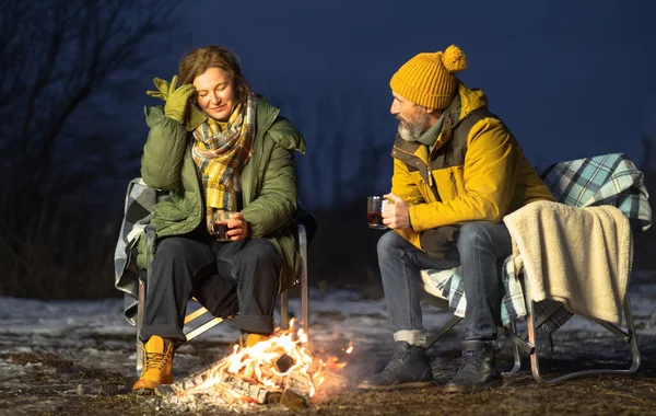 Pareja Mediana Edad Sentada Junto Una Fogata Nieve Amor Pareja — Foto de Stock