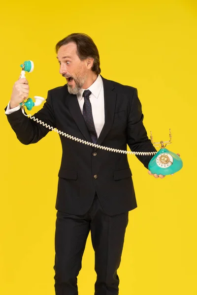 Wściekły Krzyczący Biznesmen Średnim Wieku Starego Telefonu Modą Trzymający Dłoniach — Zdjęcie stockowe