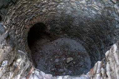 Kurşun fabrikasının eski bir bacasının içinde.