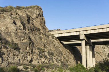 Nehrin üzerindeki otoyol köprüsü