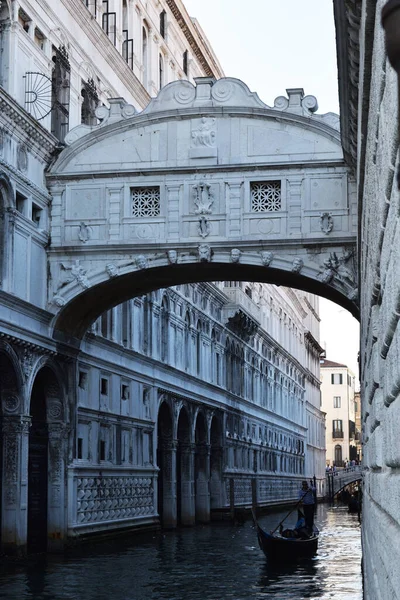 Gün batımında Venedik İtalya 'da İç Çekiş Köprüsü