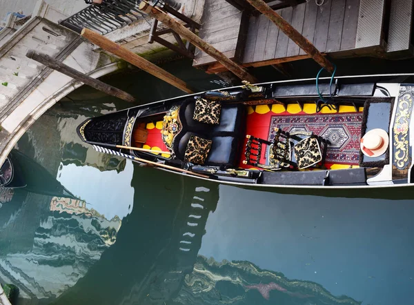 Venedik 'e yanaşan zarif Gondol, İtalya' da bir kanal köprüsü yakınında dramatik bir açı yakaladı.