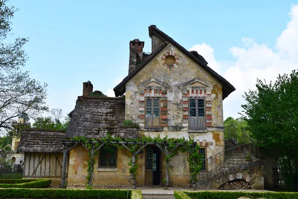Paris Fransa yakınlarındaki Versailles Gardens 'ta Petite Trianon' da çiftlik evi.