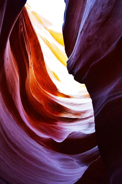 Arizona sayfasındaki Navajo Reservation 'daki Aşağı Antilop Kanyonu.