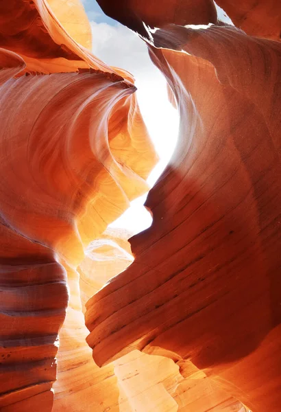 Arizona sayfasındaki Navajo Reservation 'daki Aşağı Antilop Kanyonu.