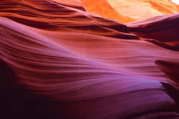 Arizona sayfasındaki Navajo Reservation 'daki Aşağı Antilop Kanyonu.