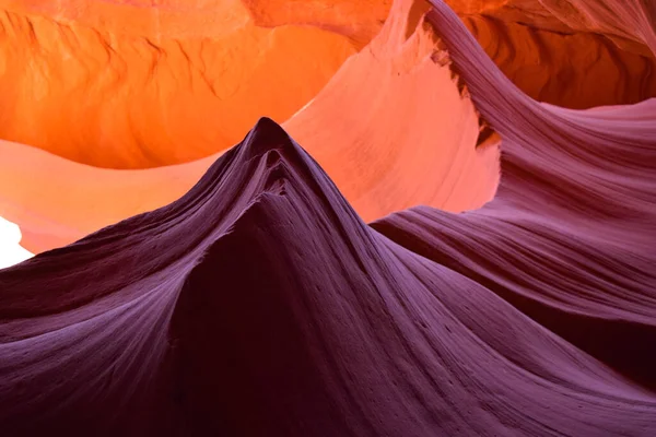 Arizona sayfasındaki Navajo Reservation 'daki Aşağı Antilop Kanyonu.