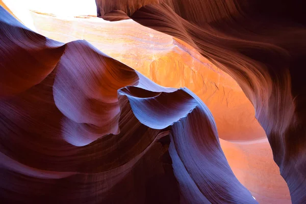 Arizona sayfasındaki Navajo Reservation 'daki Aşağı Antilop Kanyonu.