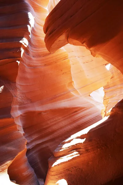 Arizona sayfasındaki Navajo Reservation 'daki Aşağı Antilop Kanyonu.