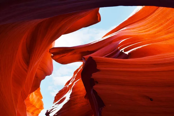 Arizona sayfasındaki Navajo Reservation 'daki Aşağı Antilop Kanyonu.