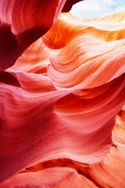 Arizona sayfasındaki Navajo Reservation 'daki Aşağı Antilop Kanyonu.