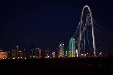 Teksas 'taki Margaret Hunt Hill Köprüsü ile Dallas Skyline' ın Gecesi