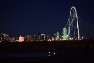 Dallas Skyline Teksas 'ta Margaret Hunt Hill Köprüsü ile Trinity Nehri' nde