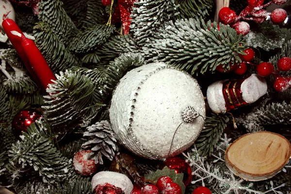 Ladin dalları, mumlar ve Noel oyuncakları kompozisyonu. Yeni yıl ve Noel. Kartpostal Arkaplan.