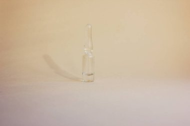 Hafif arka planda ilaç bulunan ampuller. Aşı. Koronavirüs. İlaç ve bağışıklık kavramı. Virüs enfeksiyonlarına karşı aşı. İlaç ve iğne. Soğuk. İğne, ilaç. Boşluğu kopyala.