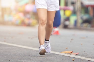 Akşamüstü maraton koşusu, sağlıklı bir grup insan iz sürme yolunda koşuyor, zayıflamak için koşuyor..