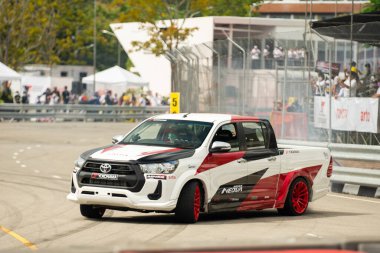 Chiangmai - 13 Kasım 2021, Toyota yarış arabası hipodrom yolunda yüksek hızda, rali spor arabası yarış sırasında yolda hızlı, Toyota Gazoo Yarış Motorsporu Tayland 'da yüksek hız, 700. yıl stadyumu, Chiangmai, Tayland
