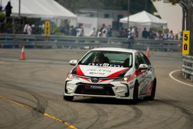 Chiangmai - 13 Kasım 2021, Toyota yarış arabası hipodrom yolunda yüksek hızda, rali spor arabası yarış sırasında yolda hızlı, Toyota Gazoo Yarış Motorsporu Tayland 'da yüksek hız, 700. yıl stadyumu, Chiangmai, Tayland