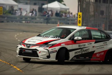 Chiangmai - 13 Kasım 2021, Toyota yarış arabası hipodrom yolunda yüksek hızda, rali spor arabası yarış sırasında yolda hızlı, Toyota Gazoo Yarış Motorsporu Tayland 'da yüksek hız, 700. yıl stadyumu, Chiangmai, Tayland