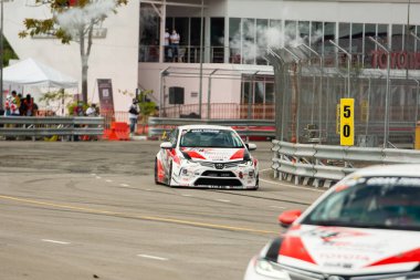 Chiangmai - 13 Kasım 2021, Toyota yarış arabası hipodrom yolunda yüksek hızda, rali spor arabası yarış sırasında yolda hızlı, Toyota Gazoo Yarış Motorsporu Tayland 'da yüksek hız, 700. yıl stadyumu, Chiangmai, Tayland