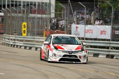 Chiangmai - 13 Kasım 2021, Toyota yarış arabası hipodrom yolunda yüksek hızda, rali spor arabası yarış sırasında yolda hızlı, Toyota Gazoo Yarış Motorsporu Tayland 'da yüksek hız, 700. yıl stadyumu, Chiangmai, Tayland