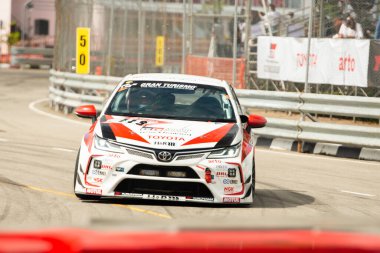 Chiangmai - 13 Kasım 2021, Toyota yarış arabası hipodrom yolunda yüksek hızda, rali spor arabası yarış sırasında yolda hızlı, Toyota Gazoo Yarış Motorsporu Tayland 'da yüksek hız, 700. yıl stadyumu, Chiangmai, Tayland