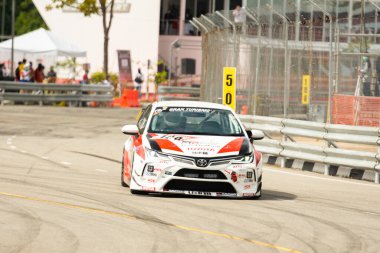 Chiangmai - 13 Kasım 2021, Toyota yarış arabası hipodrom yolunda yüksek hızda, rali spor arabası yarış sırasında yolda hızlı, Toyota Gazoo Yarış Motorsporu Tayland 'da yüksek hız, 700. yıl stadyumu, Chiangmai, Tayland