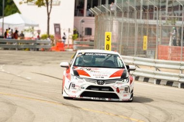 Chiangmai - 13 Kasım 2021, Toyota yarış arabası hipodrom yolunda yüksek hızda, rali spor arabası yarış sırasında yolda hızlı, Toyota Gazoo Yarış Motorsporu Tayland 'da yüksek hız, 700. yıl stadyumu, Chiangmai, Tayland