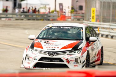 Chiangmai - 13 Kasım 2021, Toyota yarış arabası hipodrom yolunda yüksek hızda, rali spor arabası yarış sırasında yolda hızlı, Toyota Gazoo Yarış Motorsporu Tayland 'da yüksek hız, 700. yıl stadyumu, Chiangmai, Tayland