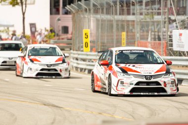 Chiangmai - 13 Kasım 2021, Toyota yarış arabası hipodrom yolunda yüksek hızda, rali spor arabası yarış sırasında yolda hızlı, Toyota Gazoo Yarış Motorsporu Tayland 'da yüksek hız, 700. yıl stadyumu, Chiangmai, Tayland