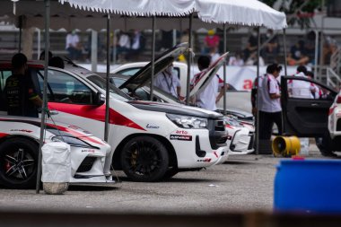 Chiangmai - 13 Kasım 2021, Toyota yarış arabası hipodrom yolunda yüksek hızda, rali spor arabası yarış sırasında yolda hızlı, Toyota Gazoo Yarış Motorsporu Tayland 'da yüksek hız, 700. yıl stadyumu, Chiangmai, Tayland