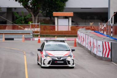 Chiangmai - 13 Kasım 2021, Toyota yarış arabası hipodrom yolunda yüksek hızda, rali spor arabası yarış sırasında yolda hızlı, Toyota Gazoo Yarış Motorsporu Tayland 'da yüksek hız, 700. yıl stadyumu, Chiangmai, Tayland