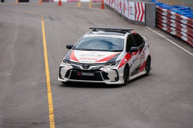 Chiangmai - 13 Kasım 2021, Toyota yarış arabası hipodrom yolunda yüksek hızda, rali spor arabası yarış sırasında yolda hızlı, Toyota Gazoo Yarış Motorsporu Tayland 'da yüksek hız, 700. yıl stadyumu, Chiangmai, Tayland