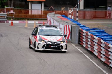 Chiangmai - 13 Kasım 2021, Toyota yarış arabası hipodrom yolunda yüksek hızda, rali spor arabası yarış sırasında yolda hızlı, Toyota Gazoo Yarış Motorsporu Tayland 'da yüksek hız, 700. yıl stadyumu, Chiangmai, Tayland