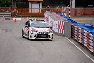 Chiangmai - 13 Kasım 2021, Toyota yarış arabası hipodrom yolunda yüksek hızda, rali spor arabası yarış sırasında yolda hızlı, Toyota Gazoo Yarış Motorsporu Tayland 'da yüksek hız, 700. yıl stadyumu, Chiangmai, Tayland