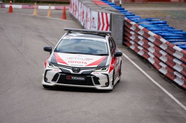 Chiangmai - 13 Kasım 2021, Toyota yarış arabası hipodrom yolunda yüksek hızda, rali spor arabası yarış sırasında yolda hızlı, Toyota Gazoo Yarış Motorsporu Tayland 'da yüksek hız, 700. yıl stadyumu, Chiangmai, Tayland