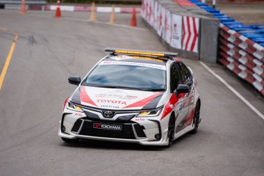 Chiangmai - 13 Kasım 2021, Toyota yarış arabası hipodrom yolunda yüksek hızda, rali spor arabası yarış sırasında yolda hızlı, Toyota Gazoo Yarış Motorsporu Tayland 'da yüksek hız, 700. yıl stadyumu, Chiangmai, Tayland